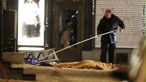 رجل شرطة سويدي يقف إلى جثة الضحية