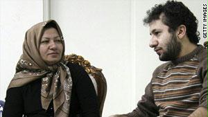 أشتياني كما بدت مع ابنها في تقرير مصور بثه التلفزيون الإيراني مؤخراً