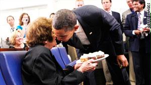 أوباما يحتفي بعيد ميلاد عميدة الصحفيين بالبيت الأبيض