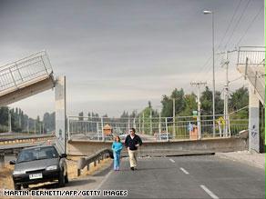 جسر للمشاة سقط على أحد الطرق الرئيسية في سانتياغو نتيجة الزلزال