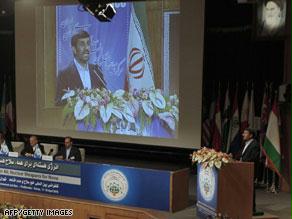 الرئيس الإيراني يلقي كلمته أمام المؤتمر