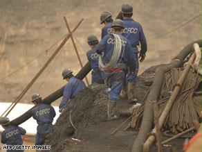 عمال الإنقاذ الصينيين واصلوا العمل على مدار الساعة في إنقاذ العمال وسحب المياه من المنجم ومراقبة الغاز خشية حدوث انفجارات