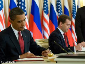 أوباما وميدفيديف خلال التوقيع على اتفاقيات سابقة