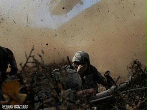 مروحية أمريكية وجنود خلال اشتباك في أفغانستان