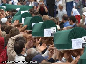 المجزرة أودت بحياة أكثر من 7000 من مسلمي البوسنة
