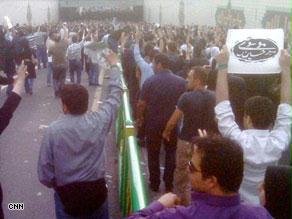 محتجون يحملون يافطات باسم موسوي قبل عام من اليوم
