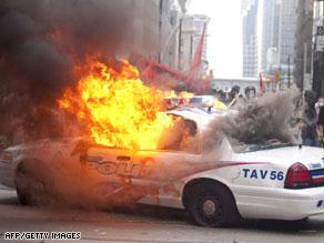 أحرق المتظاهرون أربعة سيارات شرطة