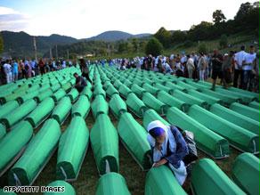 تم دفن مئات الجثث من ضحايا المجزرة بعد التعرف عليها 