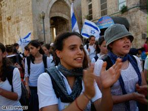 مجموعة من الطالبات الإسرائيليات يصفقن خلال إحدى المناسبات