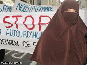فرنسا هي الدولة الأوروبية الثانية التي تحظر ارتداء البرقع