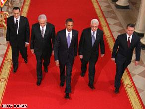 في الصورة المفبركة، تم وضع الرئيس المصري حسني مبارك في المقدمة، وإعادة باراك أوباما إلى الخلف