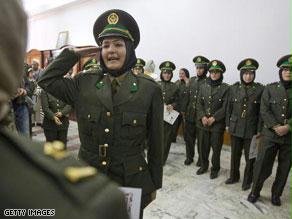 تخريج أول دفعة من النساء في الجيش الأفغاني