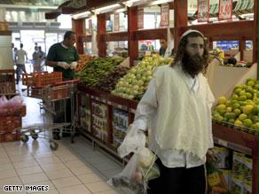 مستوطن يشتري من أحد المحلات في مستوطنة إسرائيلية