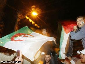 الفلسطينيون يحملون العلم الجزئري فرحا بتأهله للمونديال