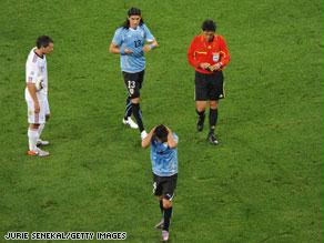 لوديرو يغادر الملعب بعد حصوله على أول بطاقة حمراء بمونديال 2010