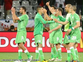 لاعبو الجزائر يحتفلون بالتعادل واستعادة الأمل