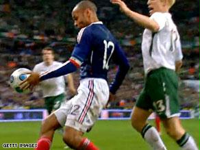 هنري يهدي الكرة بيده خلال مباراة المنتخبين الفرنسي والأيرلندي