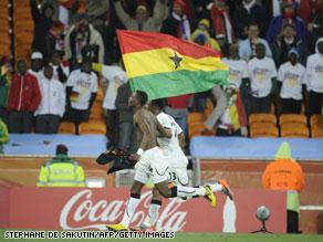 لاعبان من منتخب غانا يرفعان علم بلدهما احتفالاً بالتأهل للدور الثاني