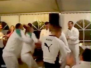 لاعبو المنتخب الجزائري يدفعون سعدان لمشاركتهم الرقص