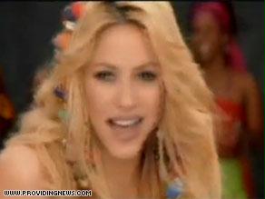 شاكيرا كما بدت في لقطة من فيديو الأغنية