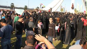 متظاهرون في دوار اللؤلؤة بالبحرين