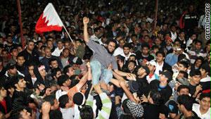قرارات العاهل البحريني تأتي وسط استمرار احتجاجات المعارضة بالمنامة
