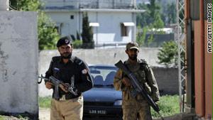 جنديان باكستانيان يقفان في حراسة المجمع الذي قتل فيه بن لادن