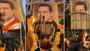 شبان يمزقون صورة لمبارك أثناء التظاهرات