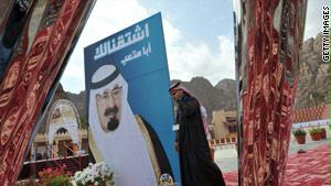 سعوديون يرفعون صور الملك عبد الله