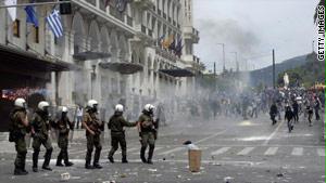 من المواجهات بين المتظاهرين وقوات الأمن في العاصمة اليونانية