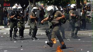 عناصر من قوات مكافحة الشغب في وسط أثينا