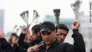 إيرانيون يمارسون طقوساً شيعية في طهران بمناسبة عاشوراء قبل أسابيع