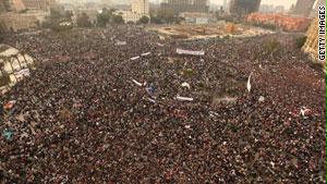الحشود في ميدان التحرير بعد الدعوة للمسيرة المليونية