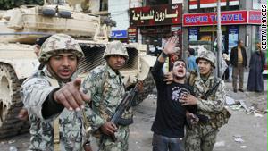 الجيش المصري يمسك بزمام الأمور في مختلف المحافظات
