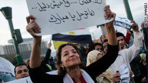 رفع المتظاهرون العديد من الشعارات المناهضة لمبارك وابنه ونظامه