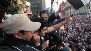 وائل غنيم مع المتظاهرين المعتصمين في ميدان التحرير بعد الإفراج عنه