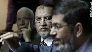 محمد مرسي رئيس حزب الإخوان الجديد وإلى جواره نائبه عصام العريان