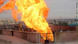 مشهد من حريق اندلع بخط أنابيب العريش بعد استهدافه