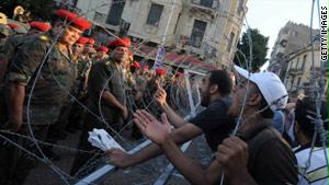الشرطة العسكرية التزمت ''ضبط النفس'' بينما تواصلت الاشتباكات الدامية بين مجموعتين من المحتجين