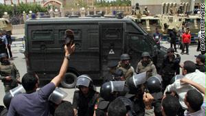 يحاكم العادلي وعدد من معاونية بتهم قتل متظاهرين