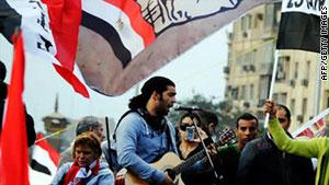 رامي عصام.. غنى ''ارحل'' بميدان التحرير