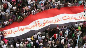 متظاهرون بميدان التحرير يطالبون المجلس العسكري بتنفيذ أهداف الثورة