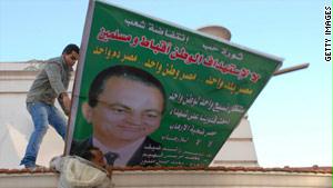محتجون يزيلون صورة مبارك إبان ثورة يناير