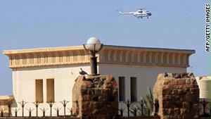المروحية التي أقلت الرئيس المصري السابق لمقر المحكمة