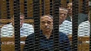 حبيب العادلي خلف في قفص الاتهام مع عدد من مساعديه