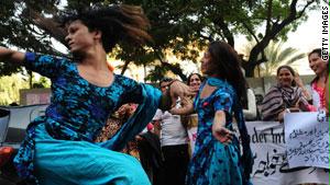 متحولون جنسياً يرقصون في باكستان