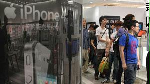 طابور من الشباب الكوري الساعي للحصول على هاتف ''آي فون 4''