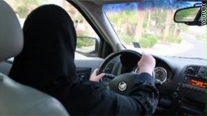 إحدى السعوديات تتدرب على قيادة السيارة