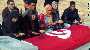 عائلة البوعزيزي تترحم على حياة ابنها عند قبره