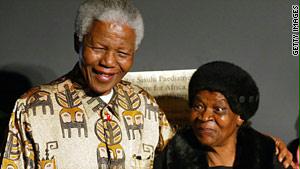 ألبرتينا سيسولو إلى جانب الرئيس الجنوب الأفريقي الأسبق نيلسون مانديلا